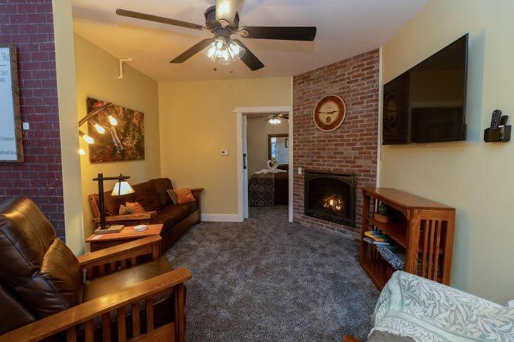 Lake Pointe Inn McHenry Extérieur photo